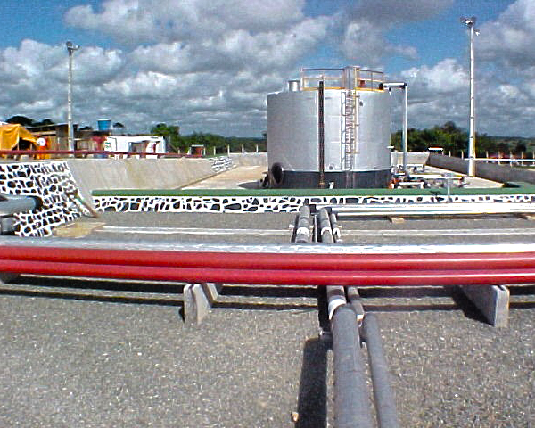 Separação da drenagem de água pluvial da drenagem oleosa e contenção de diques